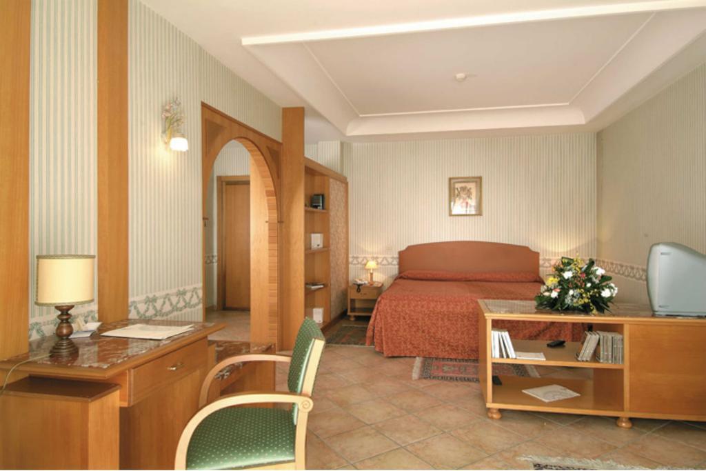 American Hotel ปอซซุออลี ภายนอก รูปภาพ